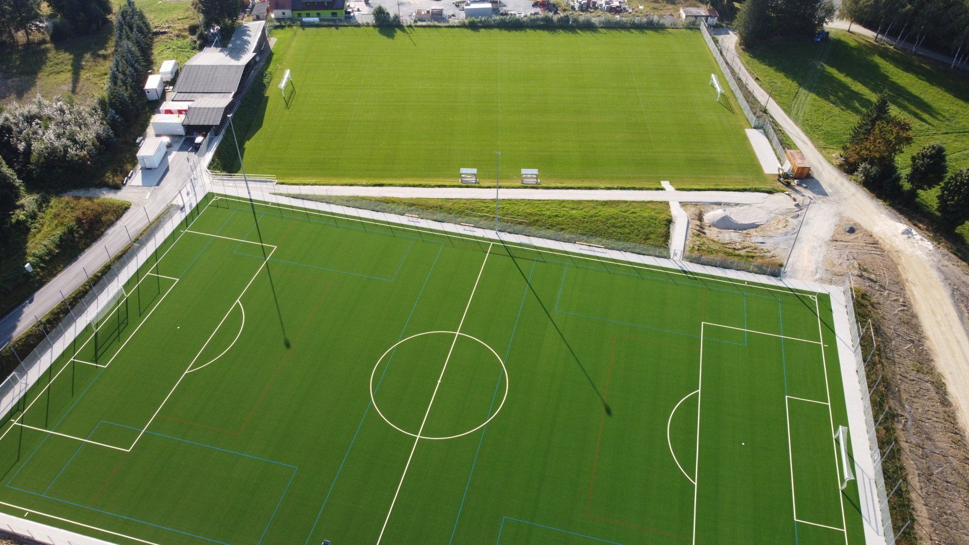 Eine Luftaufnahme eines Fußballfeldes mit einem Kreis in der Mitte