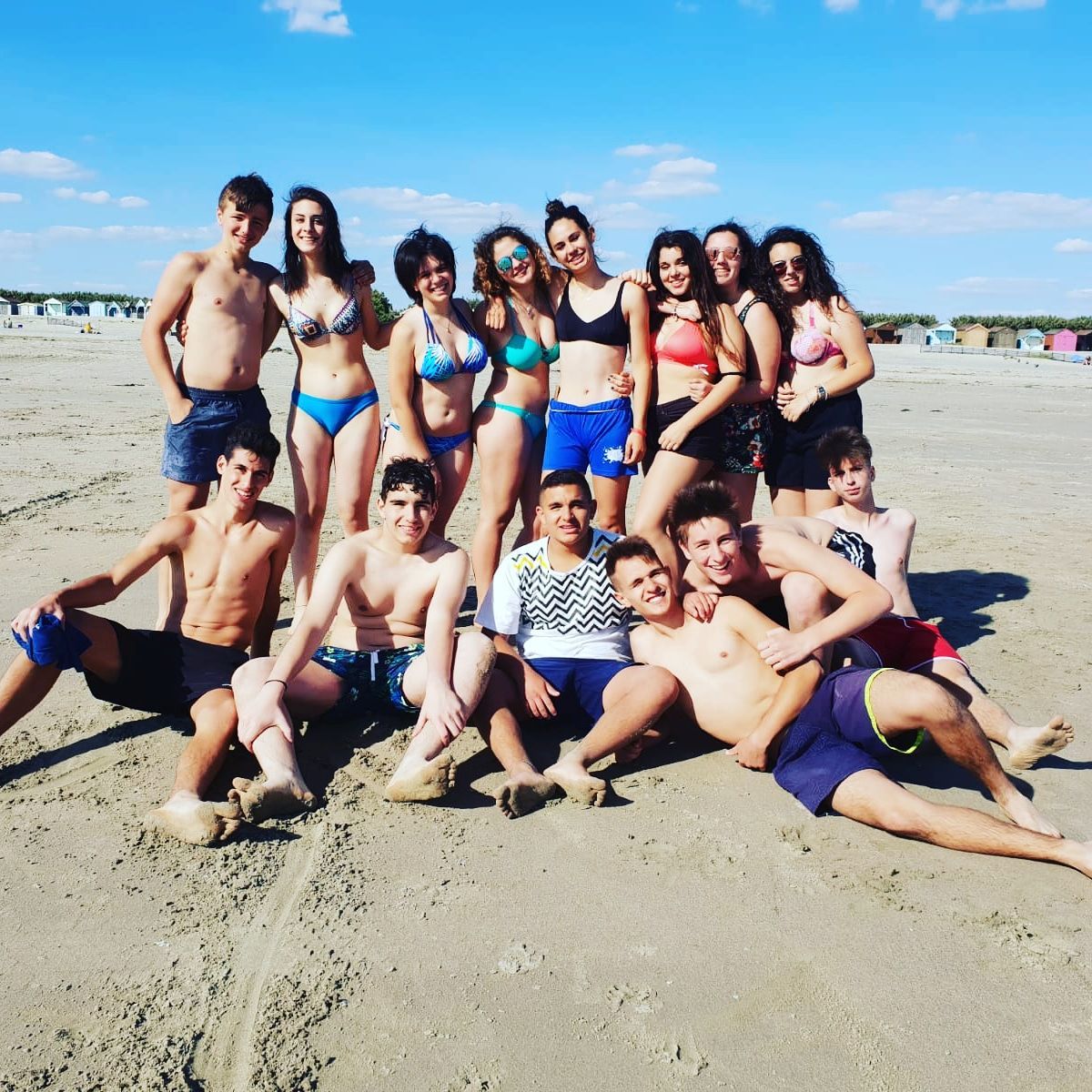 Eine Gruppe von Menschen posiert für ein Foto am Strand