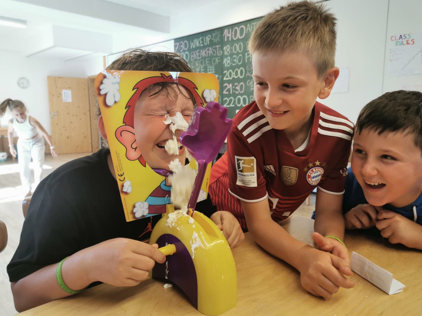 Eine Gruppe kleiner Jungen spielt ein Spiel namens „Pie Face“.