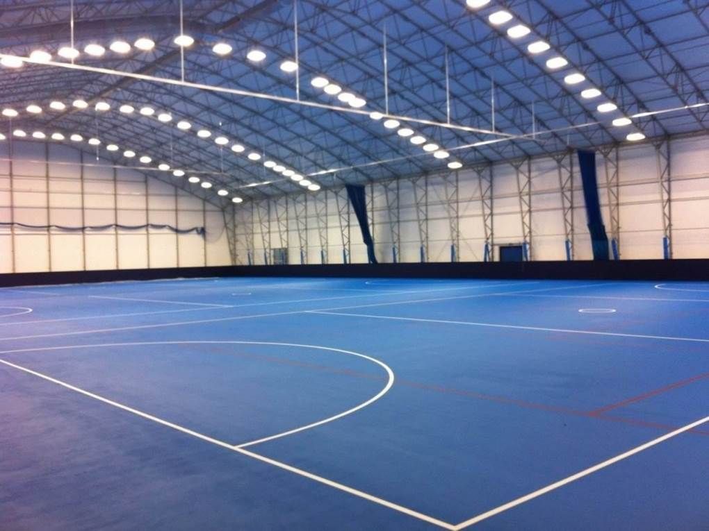 ein großer blauer Indoor-Basketballplatz mit weißen Linien