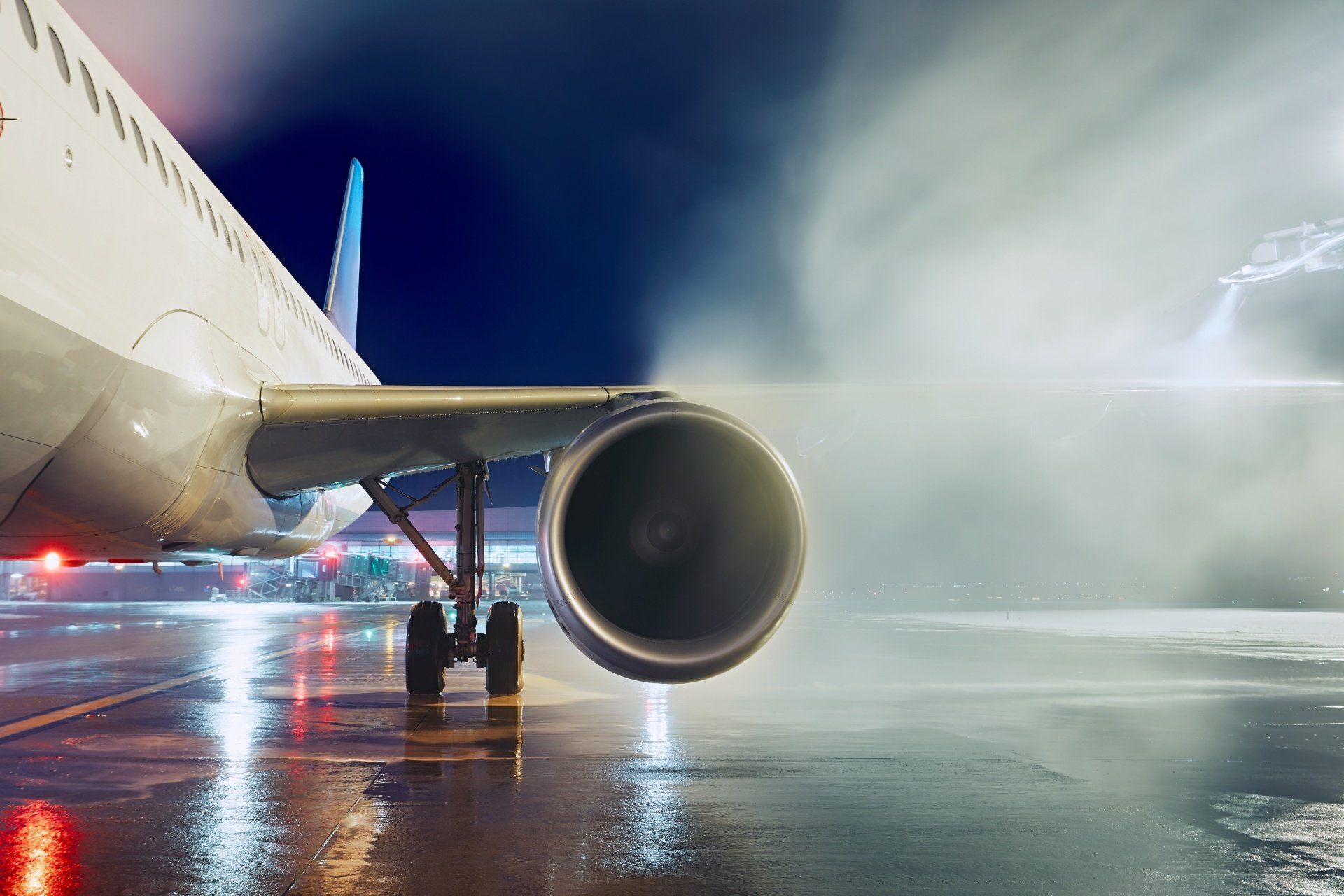 low emission internal combustion engine airplane