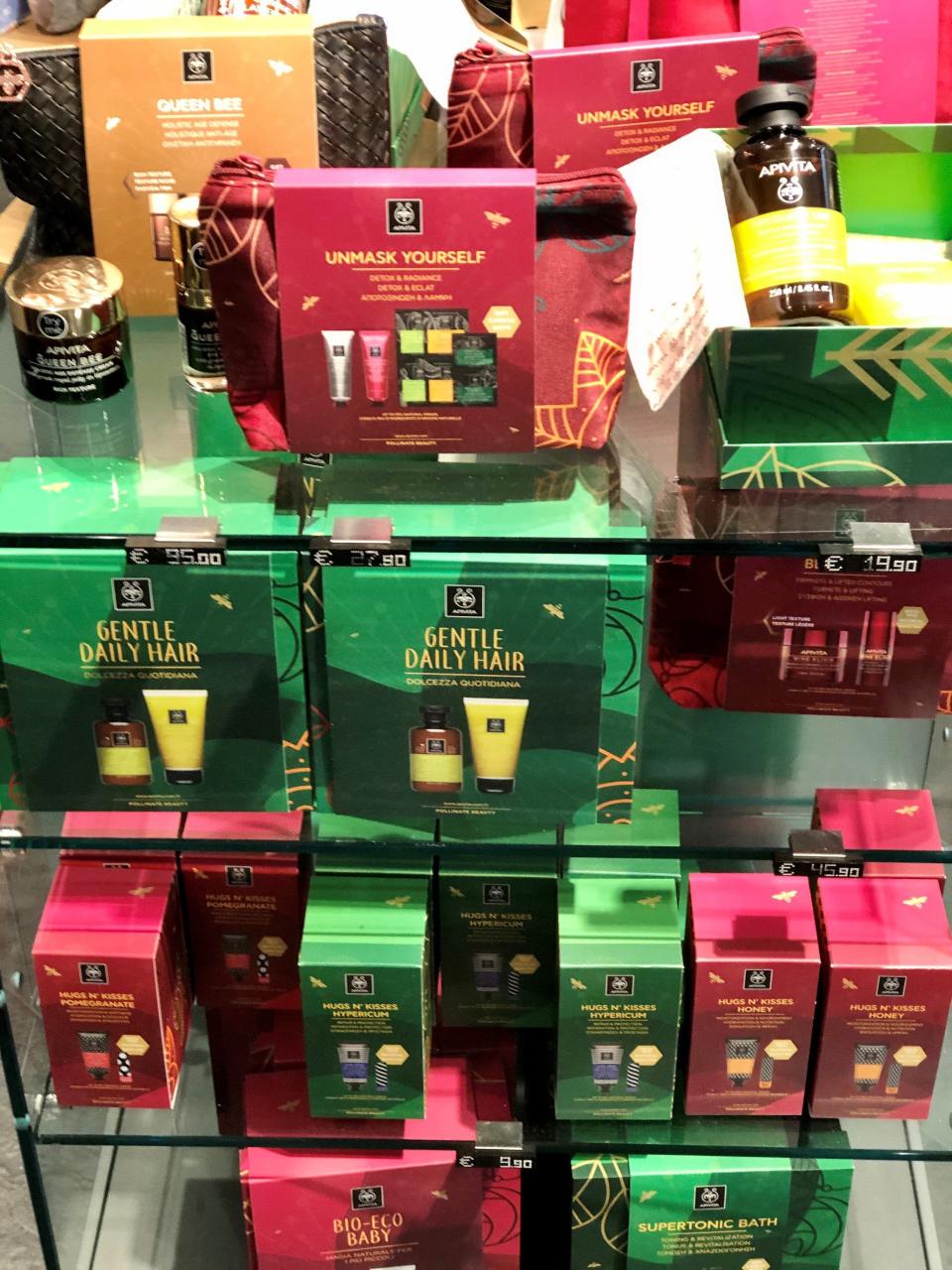 Cosmetici in esposizione natalizia