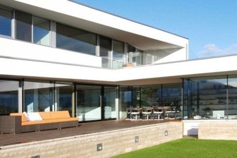 casa moderna con frangisole e persiane