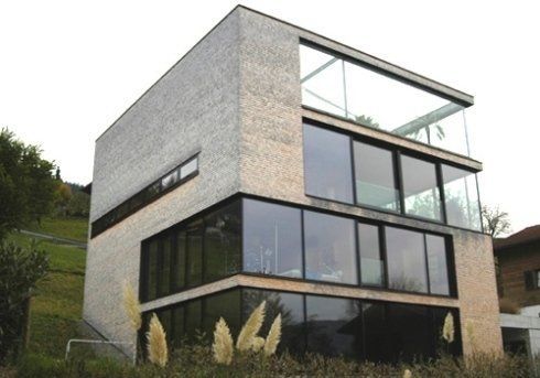 infissi e vetrate montati su una casa moderna