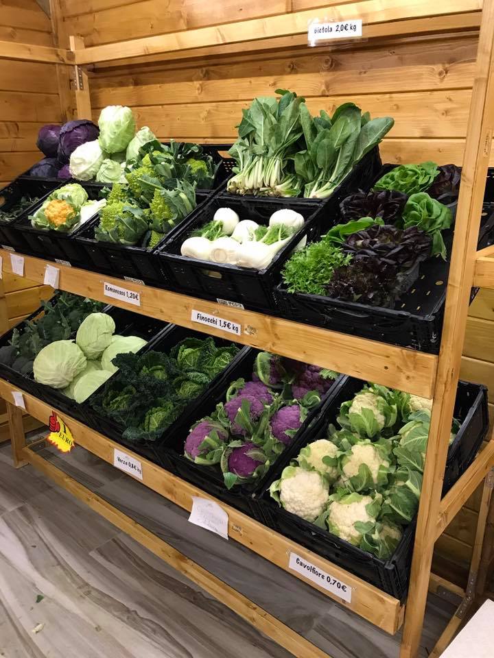 Scaffale di verdura fresca