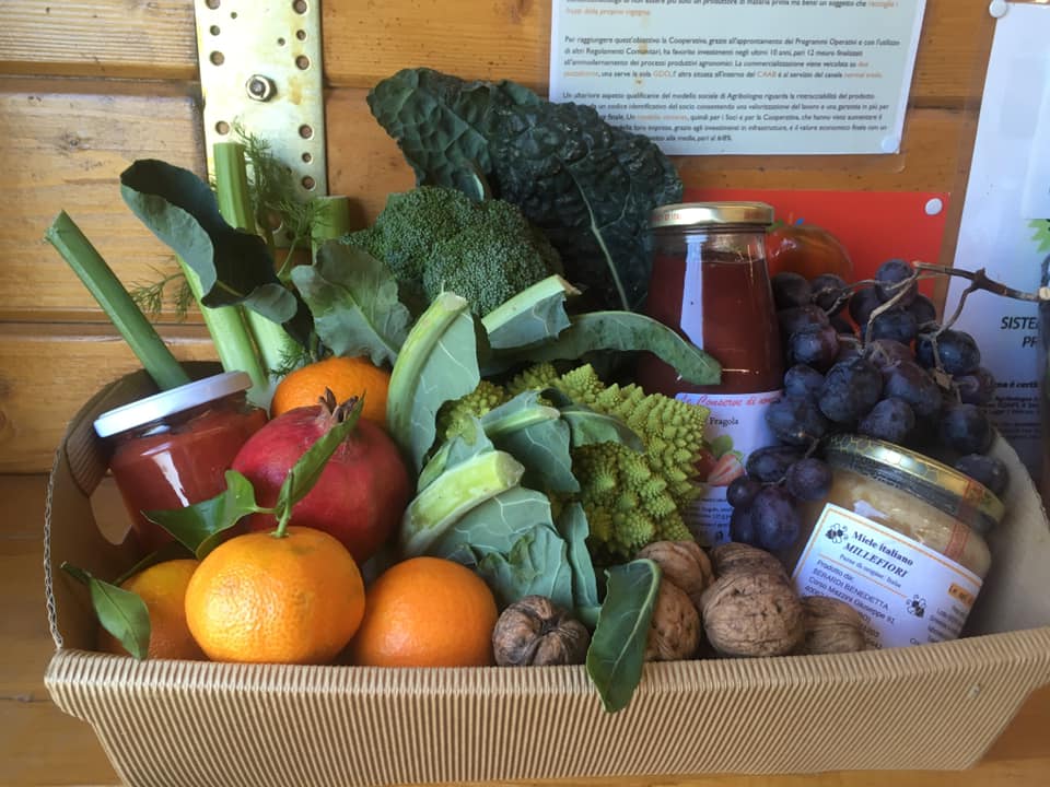 Scatola con verdure fresche e conserve artigianali