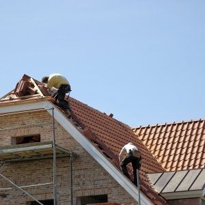 operai al lavoro su un tetto