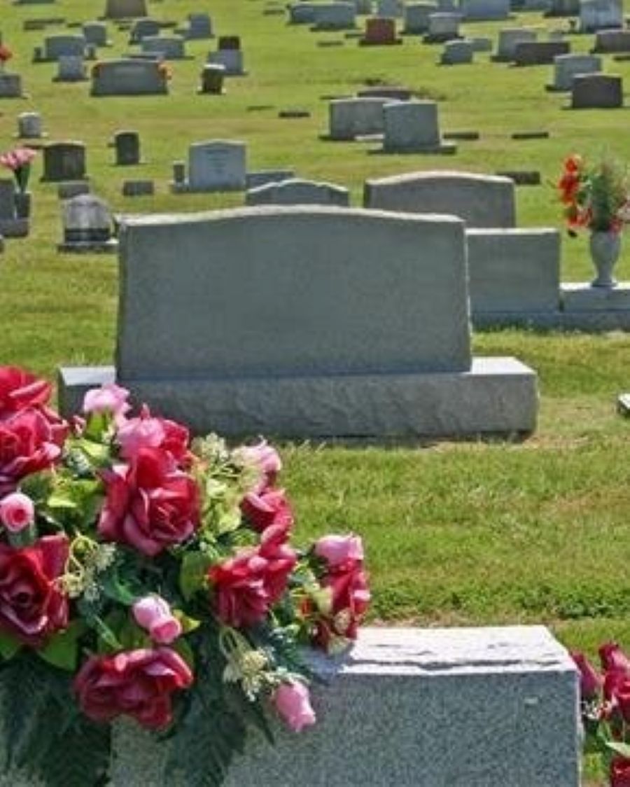 A house with a sign in front of it that says muslim kings