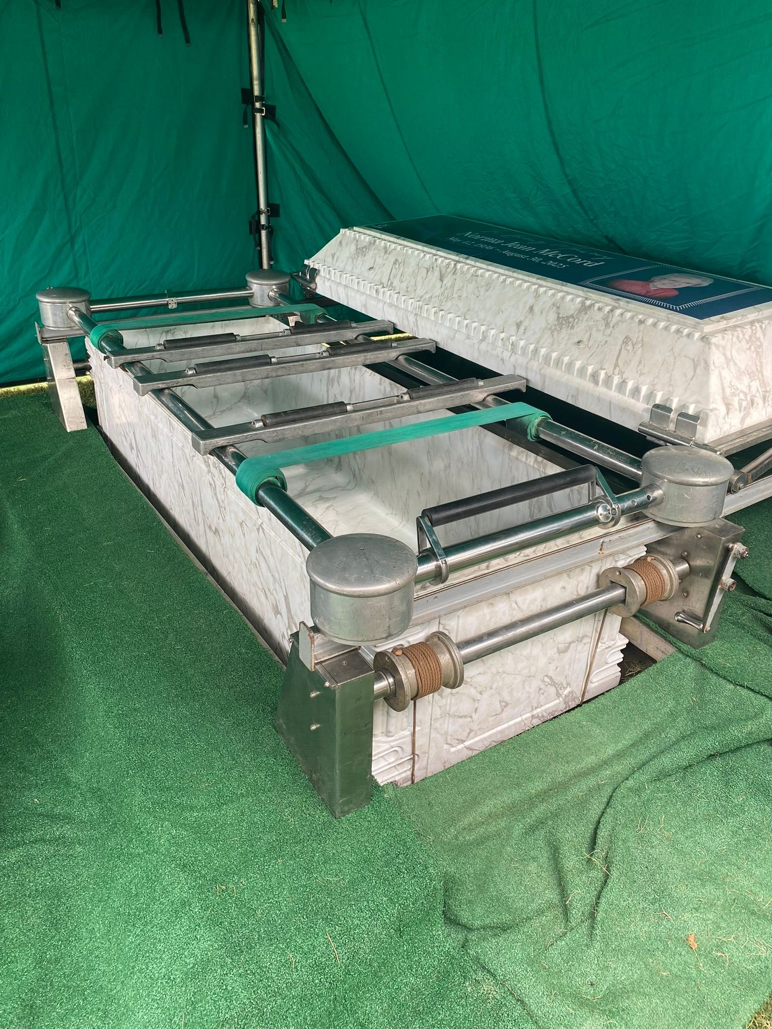 A house with a sign in front of it that says muslim kings