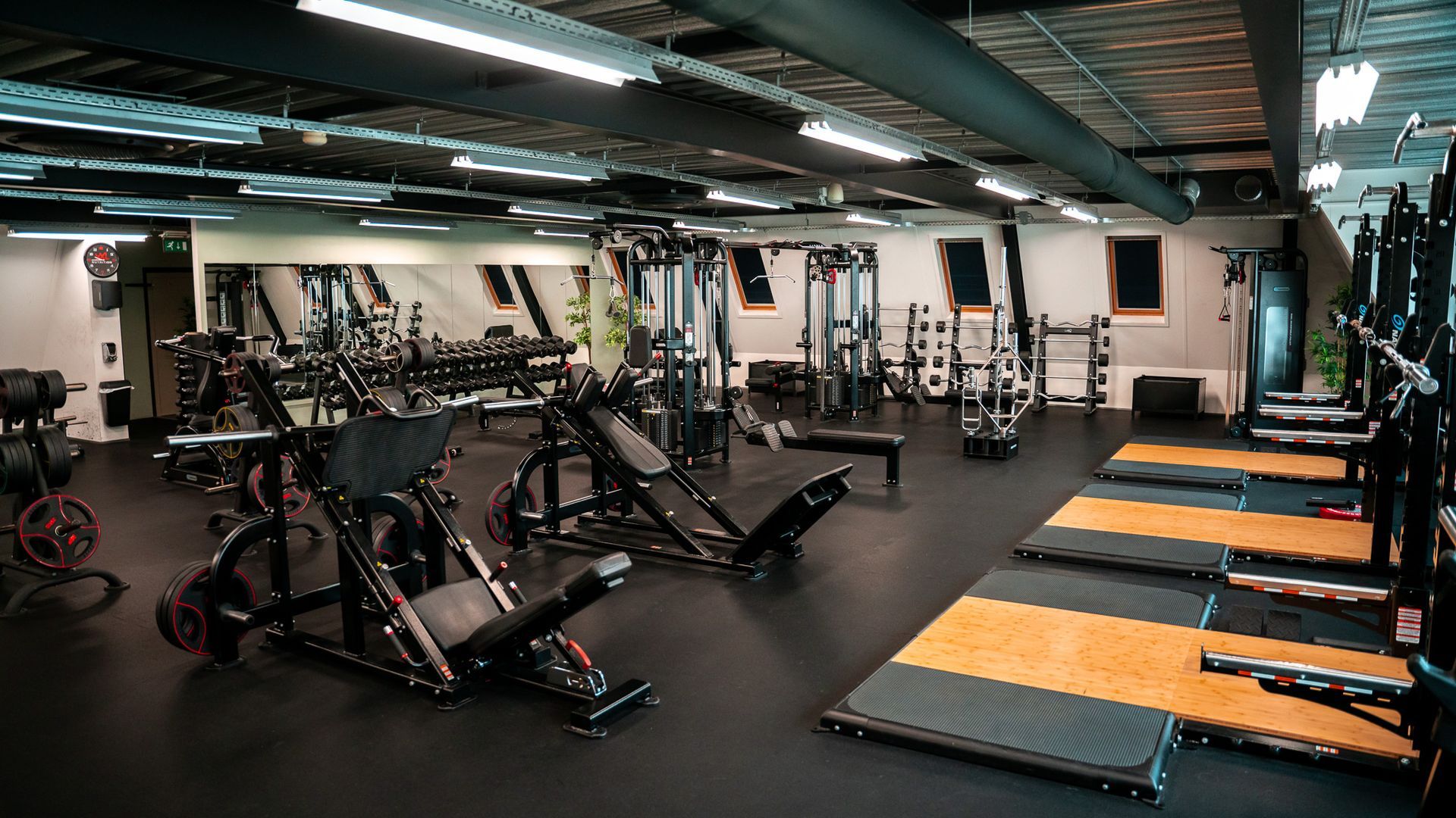 Een groep vrouwen doet rekoefeningen in een sportschool.