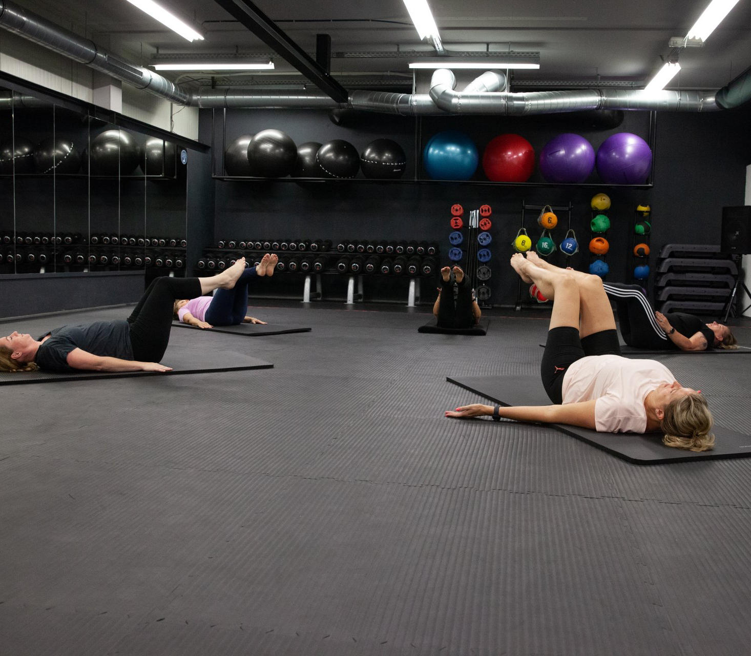 Een groep mensen doet oefeningen in een sportschool