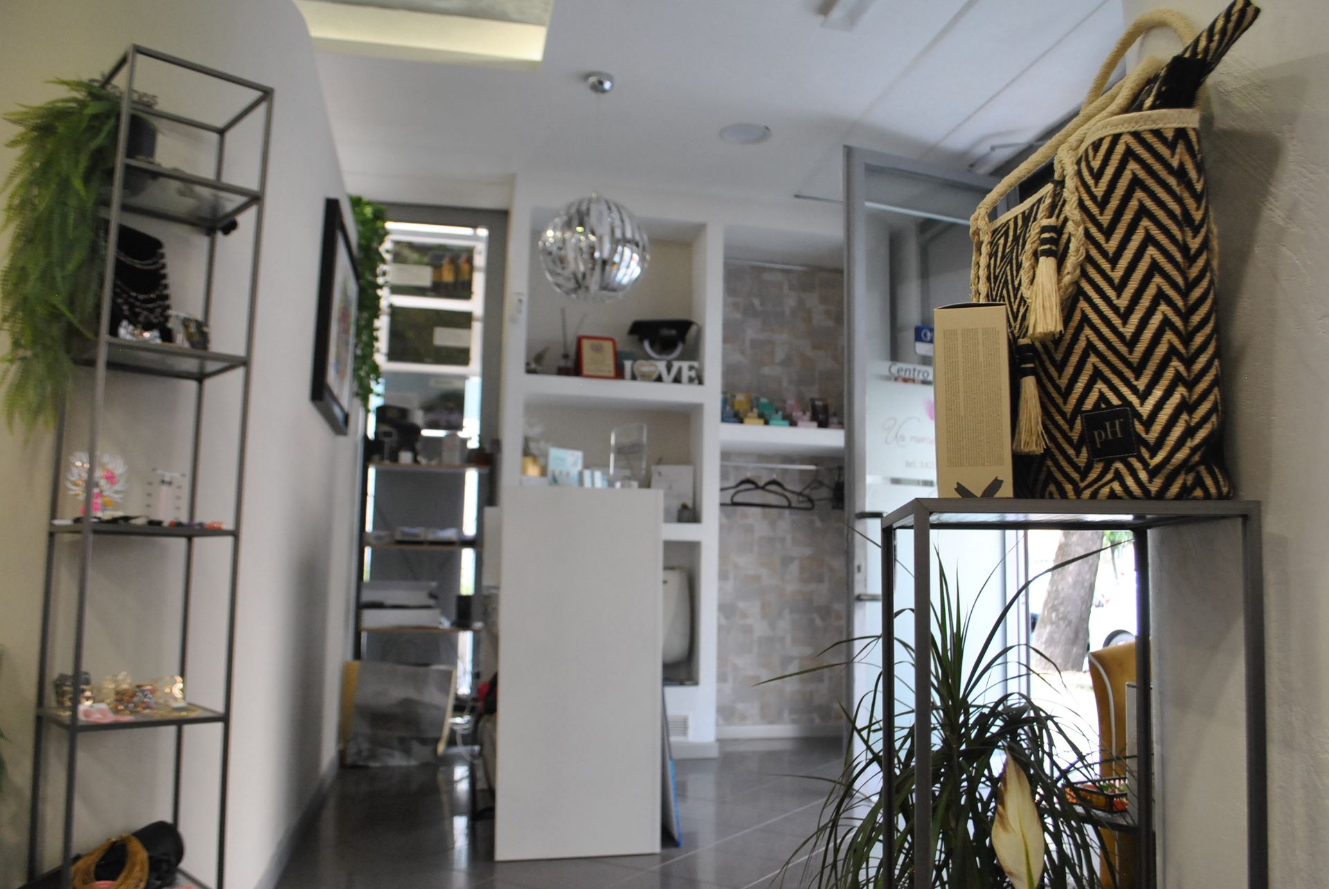 Entrata di un salone parrucchieri e centro estetico