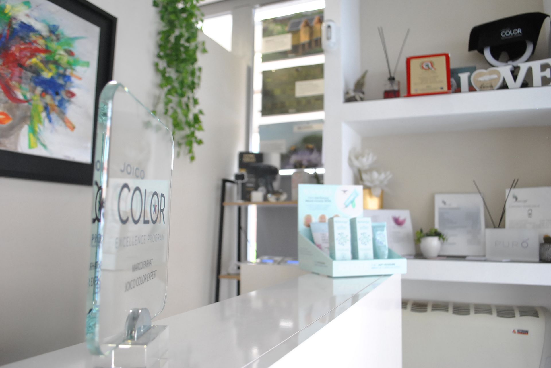 Interno di un salone di parrucchieri per uomo, donna e bambino