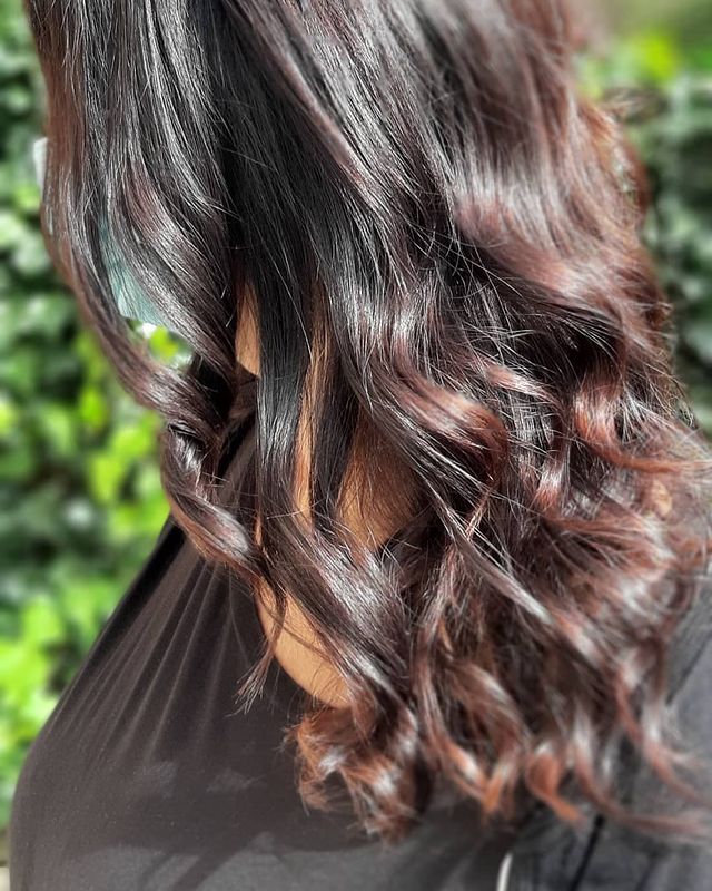 Castano lunghi scuro con highlights cioccolato e piega con boccoli