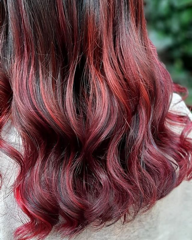 Capelli rossi con onde e balayage