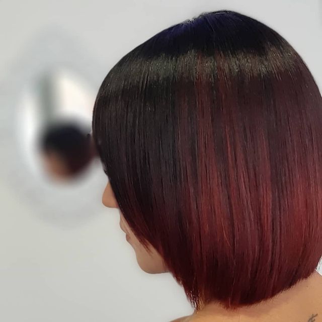 Caschetto castano con decolorazione rossa e piega liscia