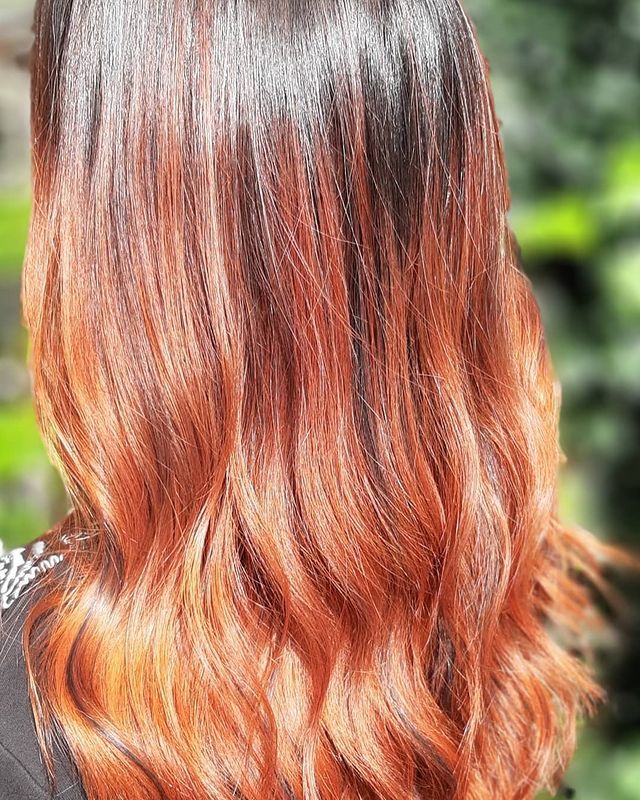 Capelli rosso fragola lucenti e con piega liscia