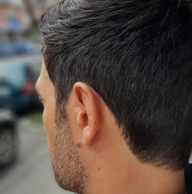Taglio corto alla moda per uomo con capelli neri