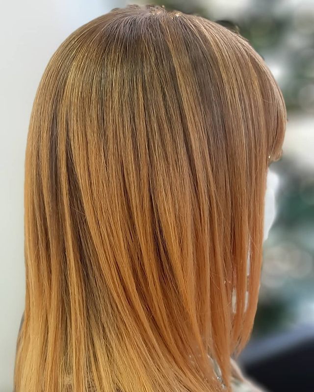 Capelli ramati con piega liscia e frangia
