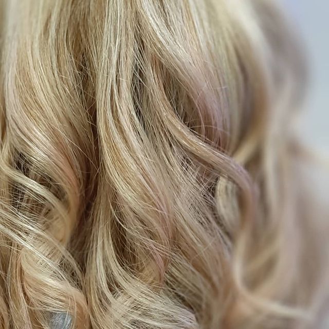 Capelli biondi con boccoli