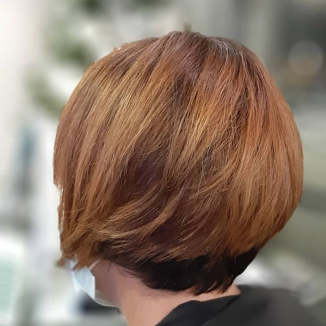 Caschetto ramato con taglio scalato e capelli lisci