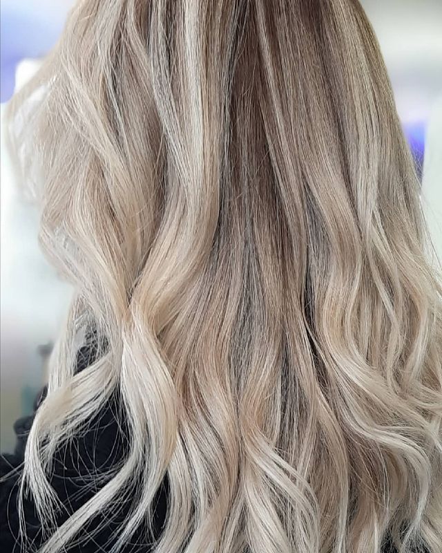 Capelli biondi, morbidi e sani con piega mossa