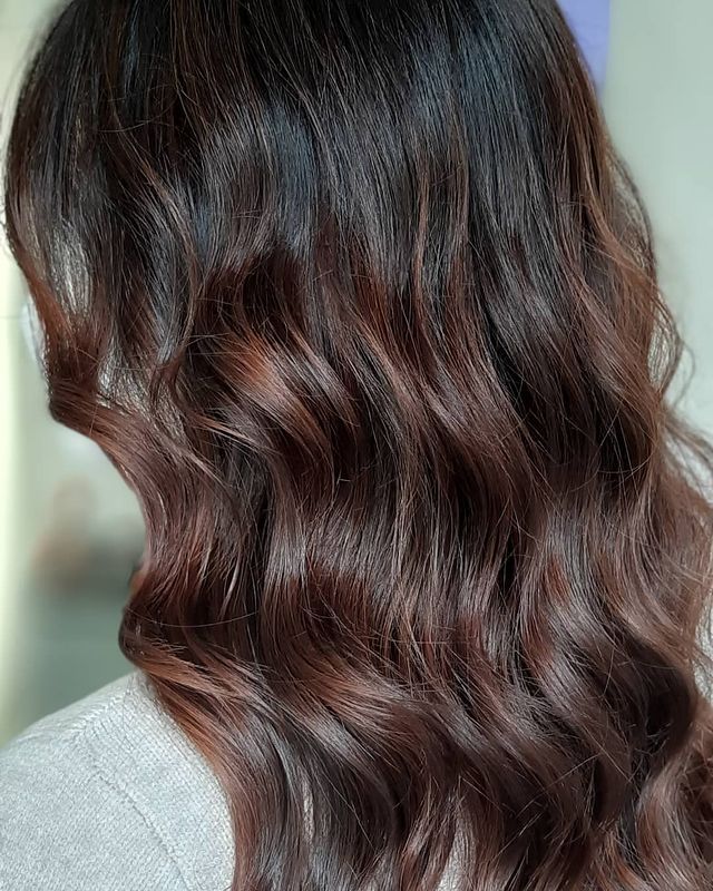 Capelli castani con riflessi ramati e piega mossa