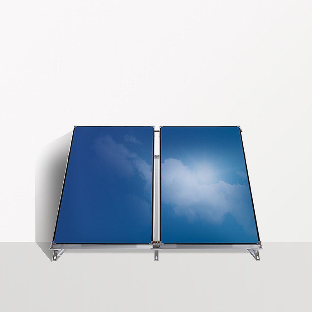 Zwei blaue Solarmodule liegen übereinander auf einer weißen Fläche.