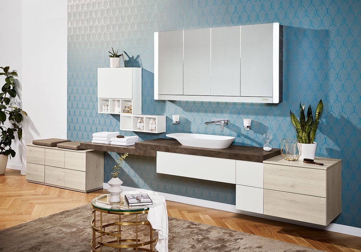 Ein Badezimmer mit zwei Waschbecken, einem Spiegel und einem Tisch.