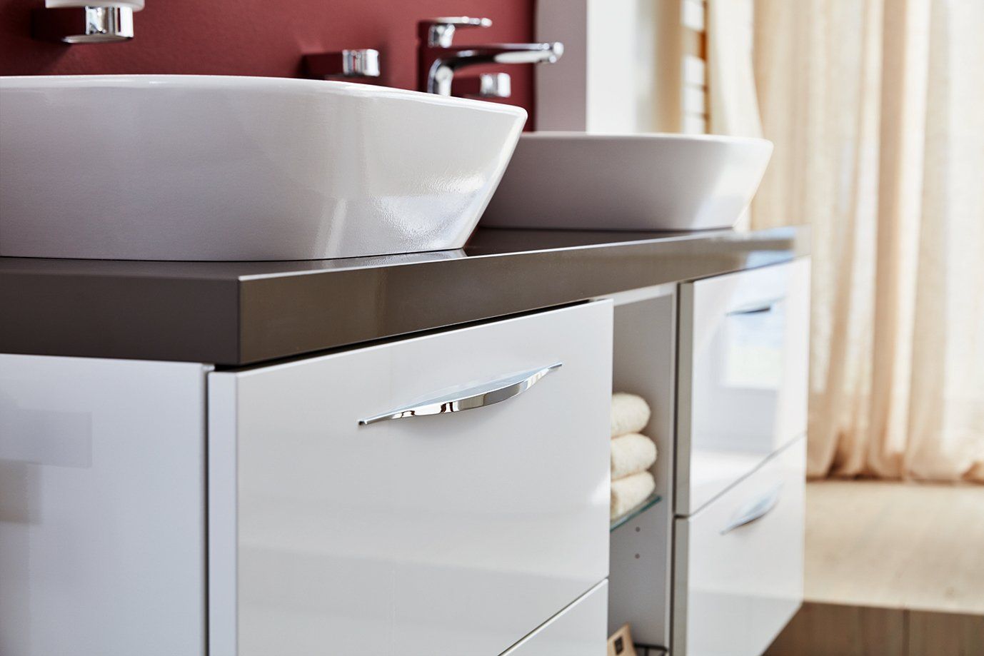 Ein Badezimmer mit zwei Waschbecken und zwei Schubladen