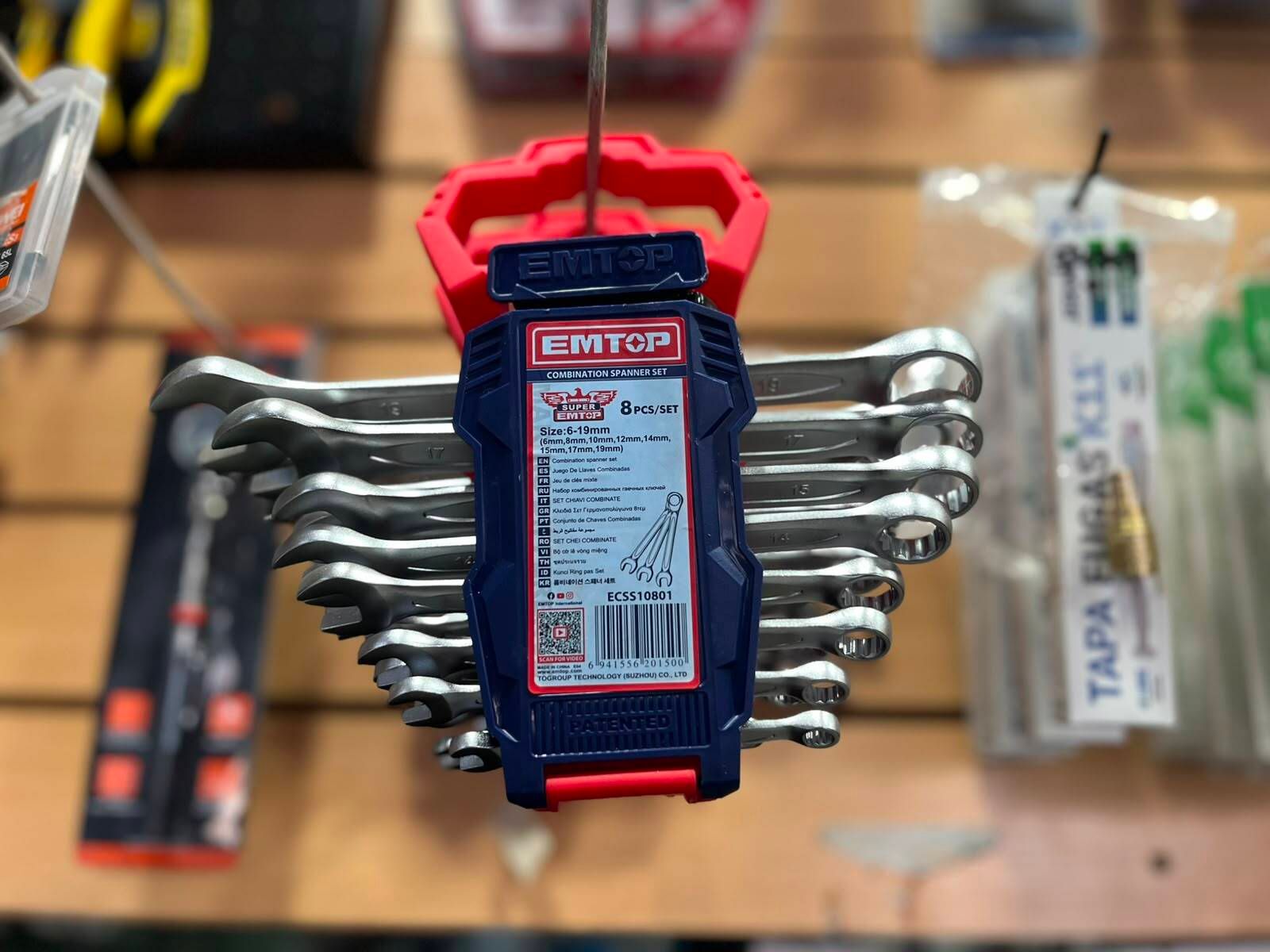 Juego de llaves cromadas en un estante rojo para herramientas en el pasillo de una tienda.