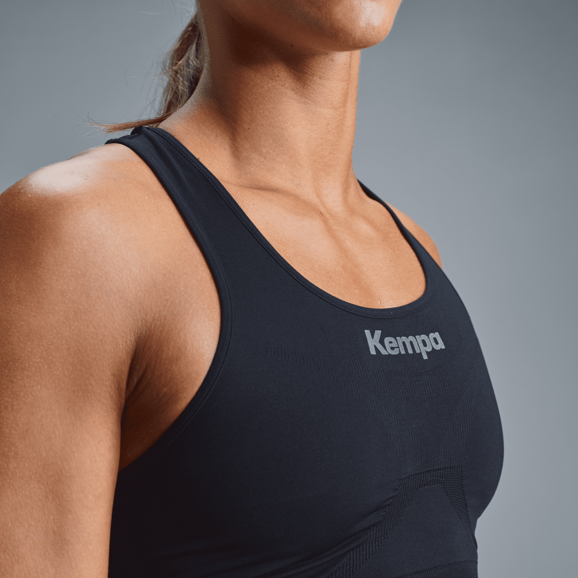 Svartur Kempa íþróttabrjóstahaldari með kappreiðarbaki.