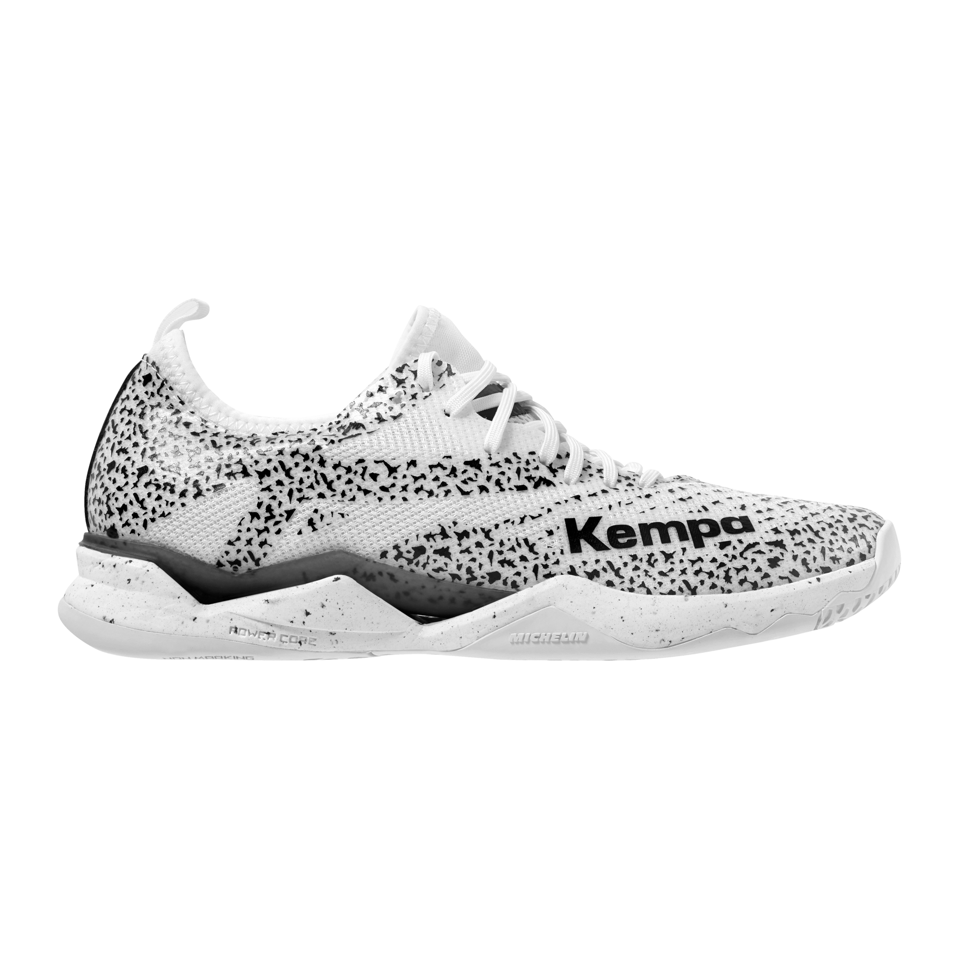 Hvítir Kempa handboltaskór með svörtum flekkóttum mynstri og skóreimum.