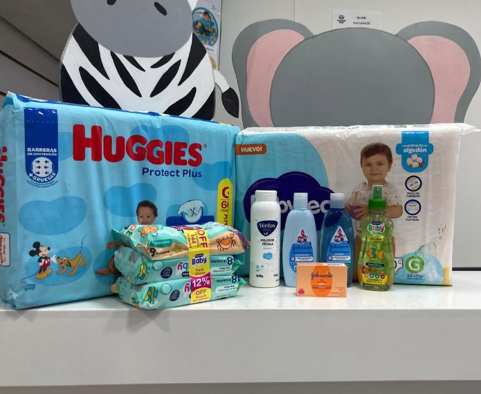 Una pila de pañales Huggies encima de una mesa.