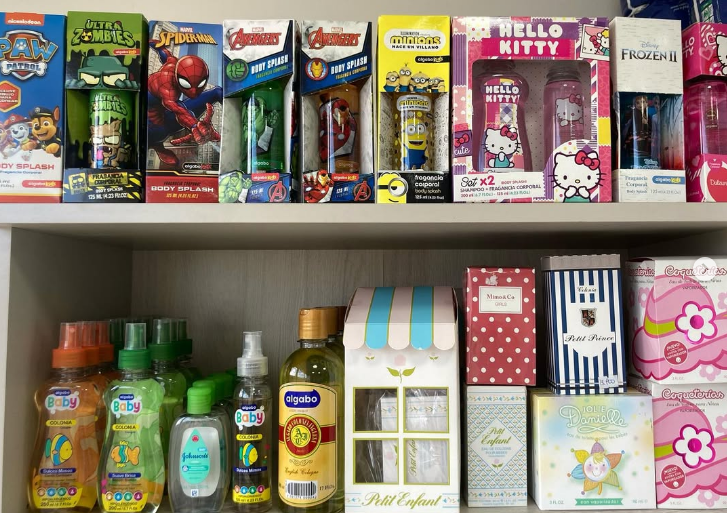 Un estante lleno de juguetes y botellas, incluyendo Hello Kitty.