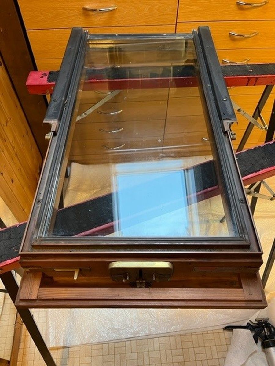 Auf einem Holztisch liegt ein Stück Glas.