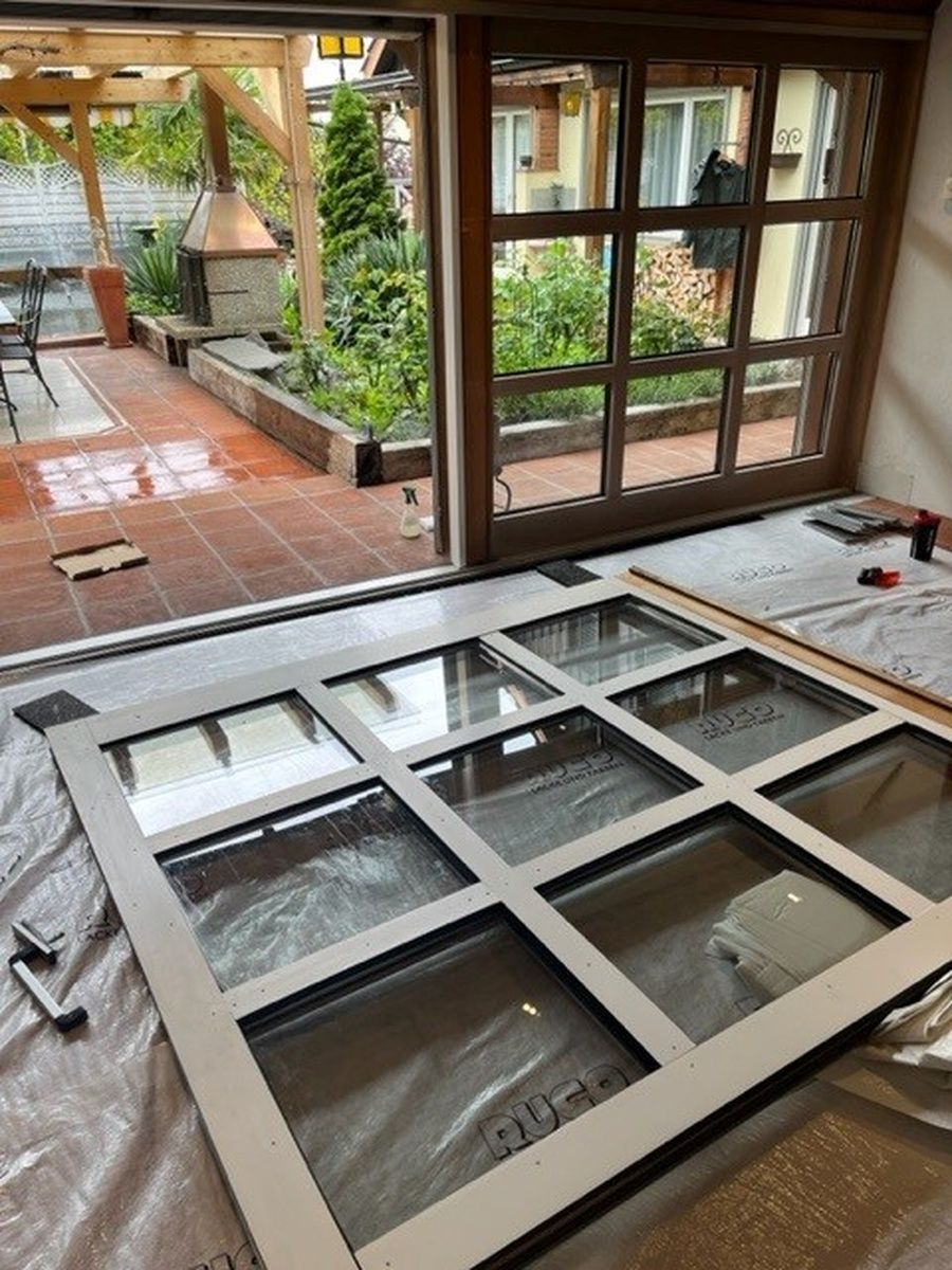 In einem Raum wird ein grosses Fenster eingebaut.