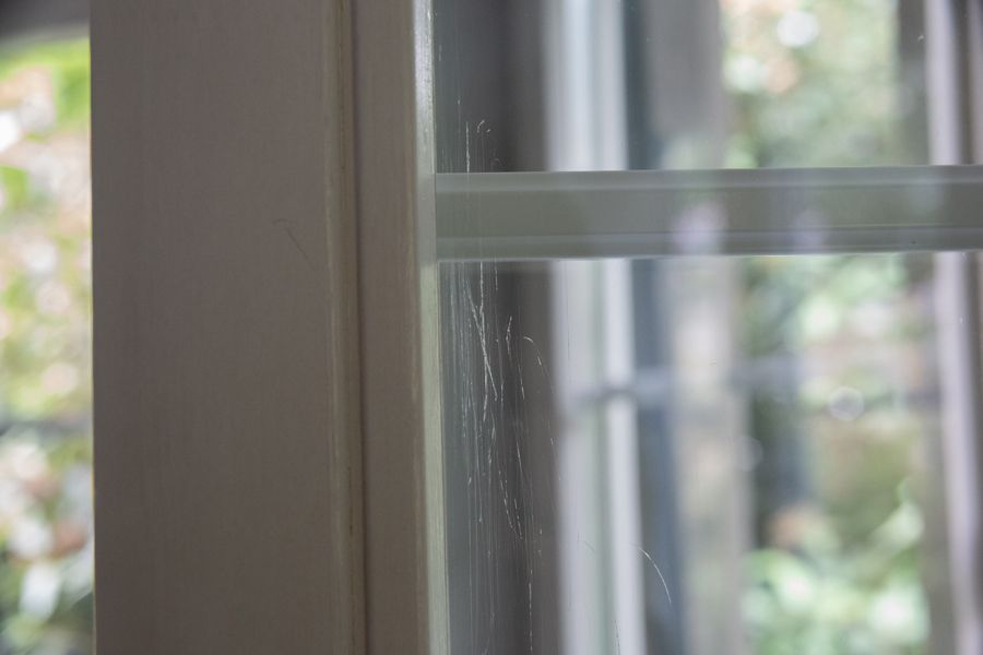 Nahaufnahme eines Fensters mit verkratztem Glas