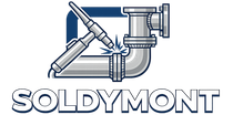 Logotipo de Soldymont con un gr&aacute;fico de tuber&iacute;a y accesorio met&aacute;licos sobre texto azul gris&aacute;ceo