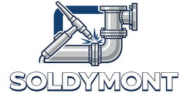 Logotipo de Soldymont con un gr&aacute;fico de tuber&iacute;a y accesorio met&aacute;licos sobre texto azul gris&aacute;ceo