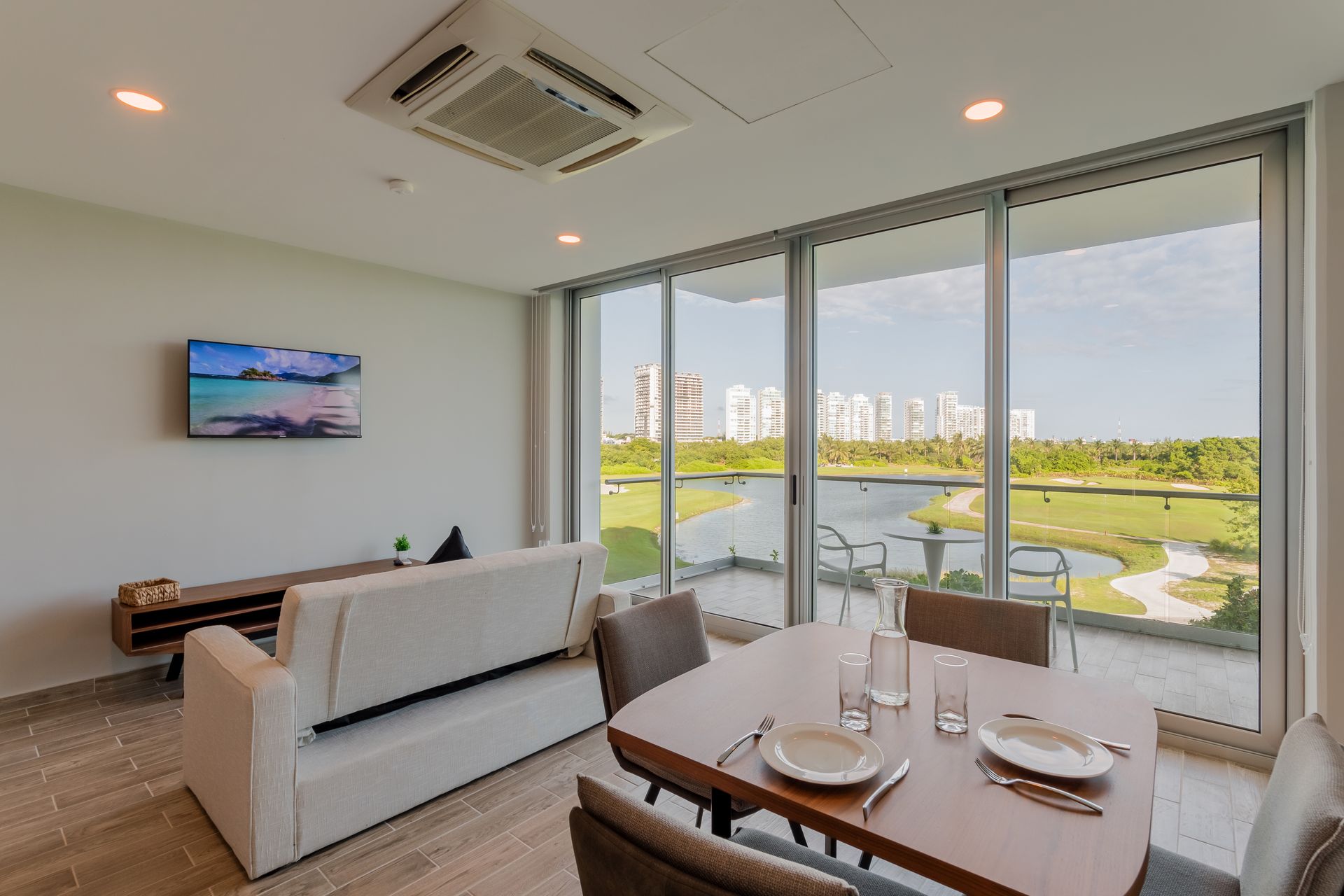 Una sala de estar con una mesa y sillas y un cartel de Netflix en la pared.