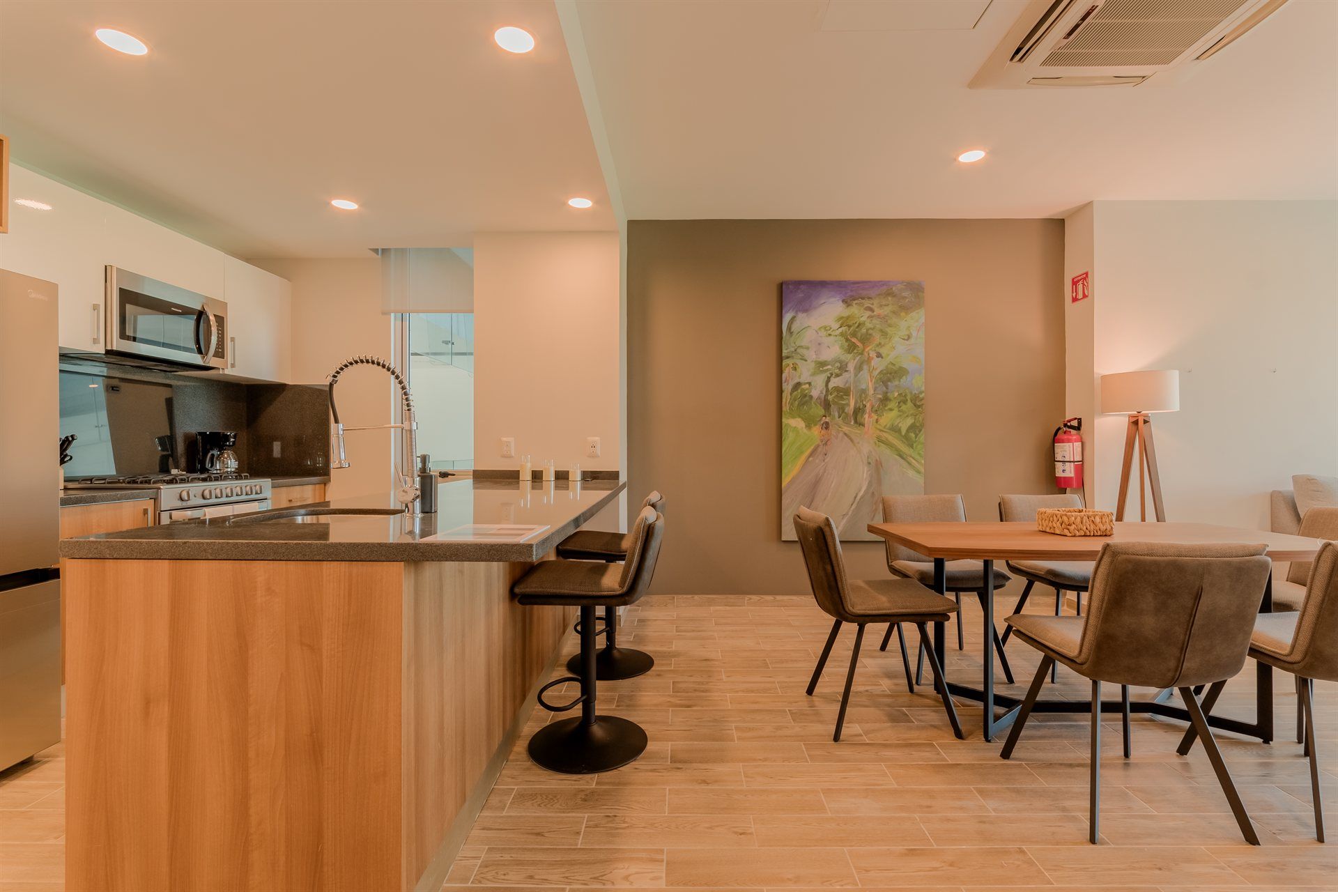 Una cocina y un comedor en una casa con una mesa y sillas.