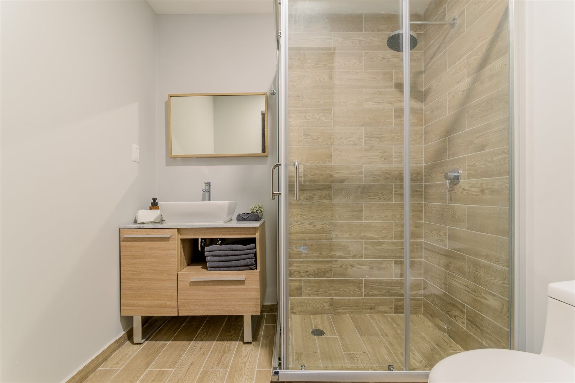 Un baño con inodoro, lavabo y ducha.