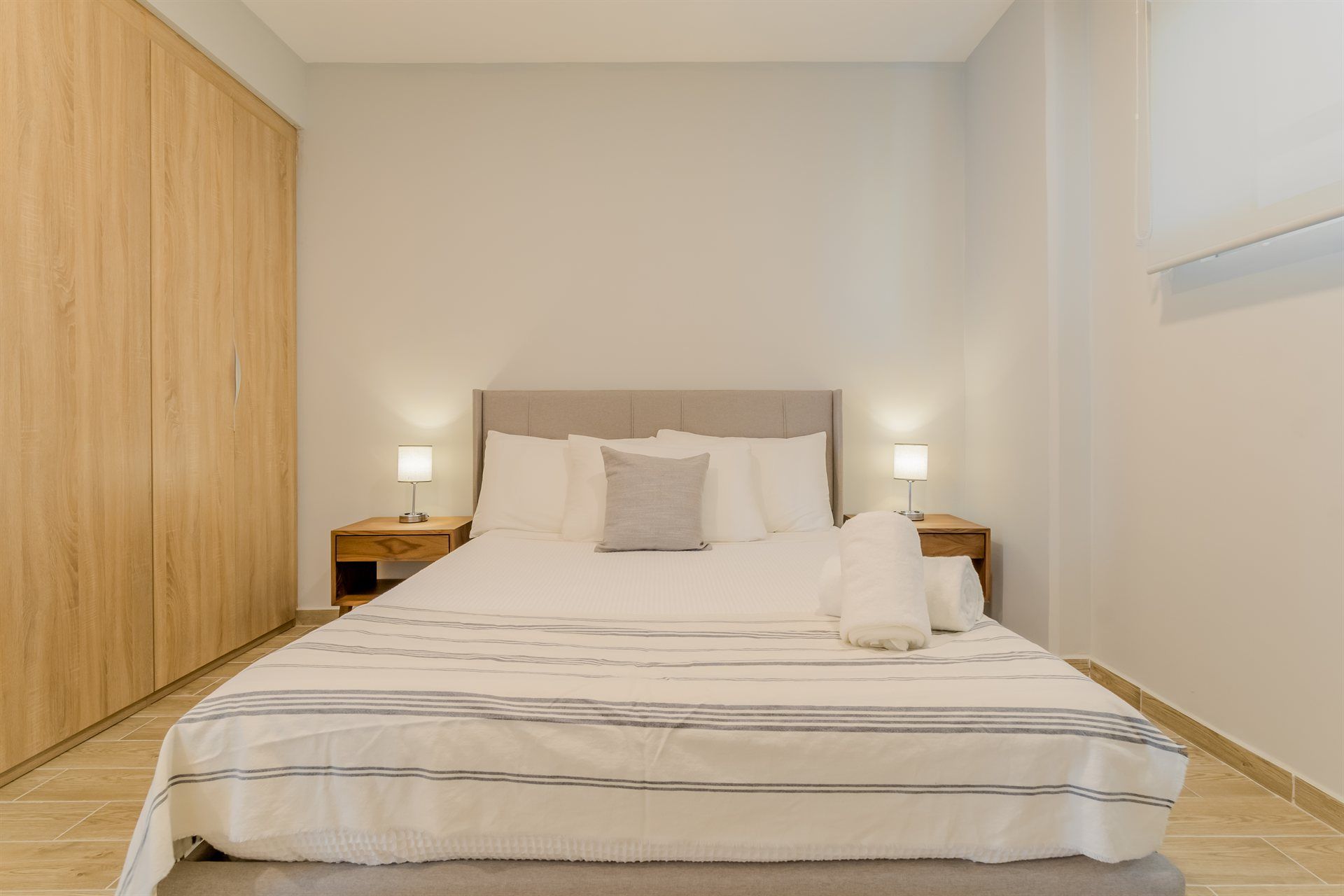 Hay una cama grande en el medio de la habitación.