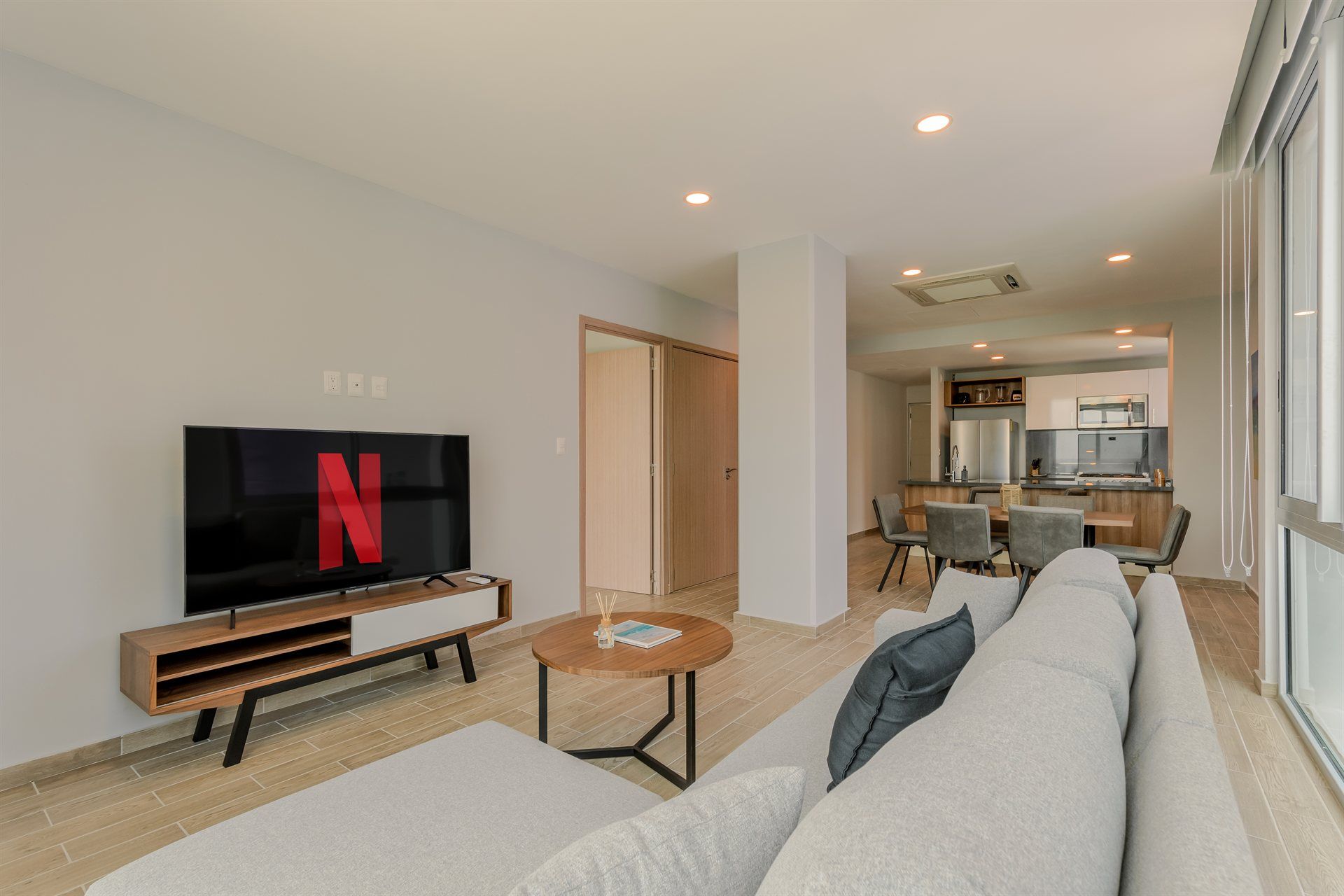 Una sala de estar con un sofá y un televisor de pantalla plana.