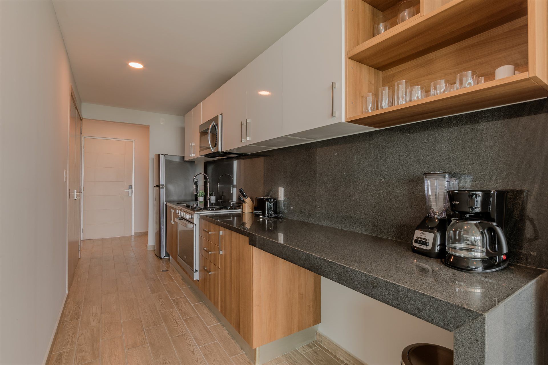 Una cocina con una licuadora y una cafetera en la encimera.