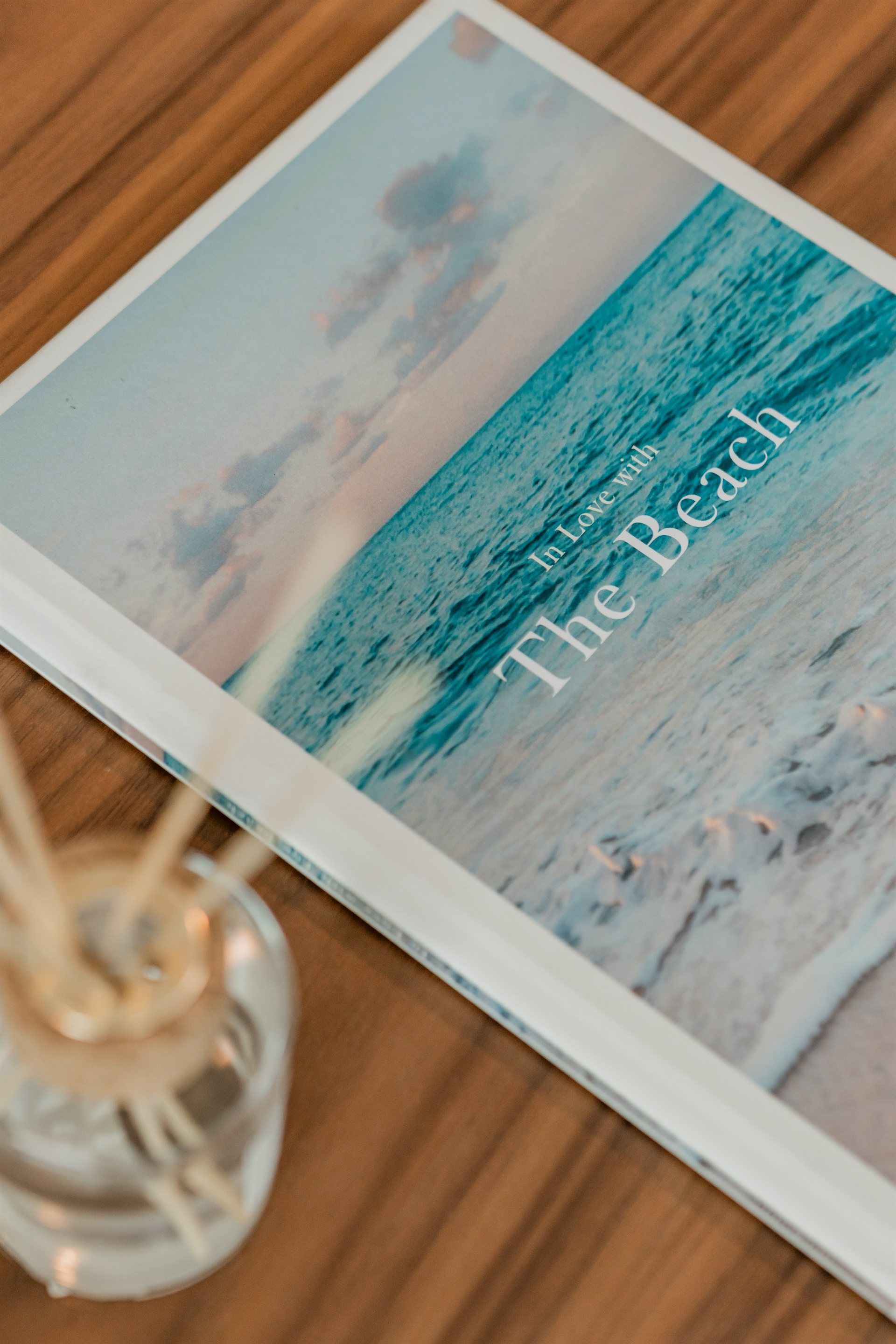 Un libro titulado La Playa se encuentra sobre una mesa de madera.