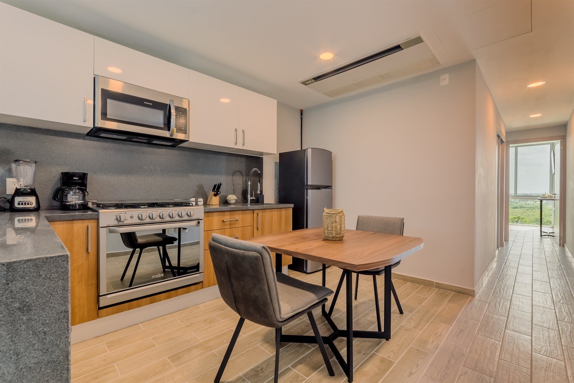 Una cocina con una mesa y sillas.