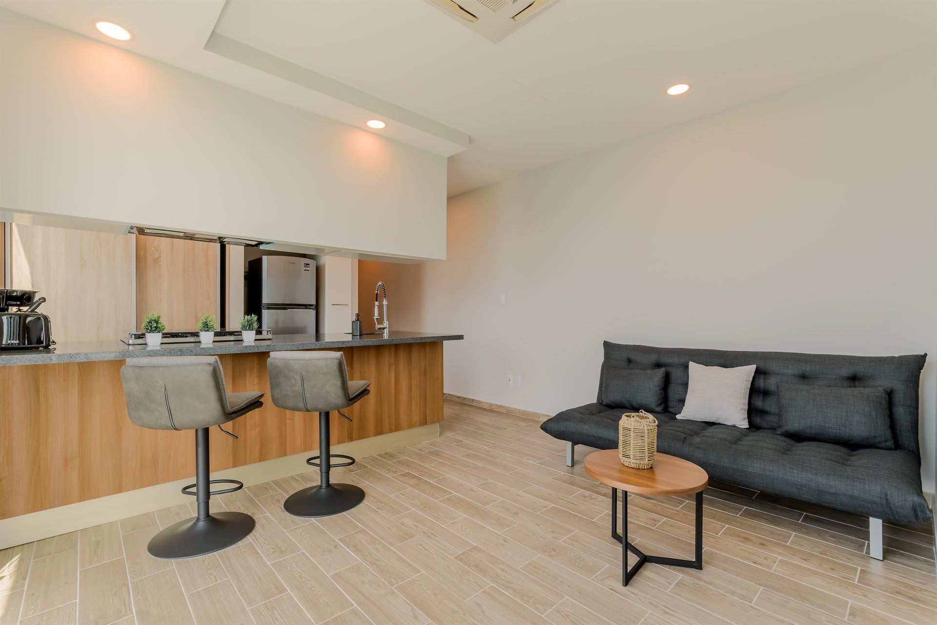 Una sala de estar con sofá, mesa y sillas.