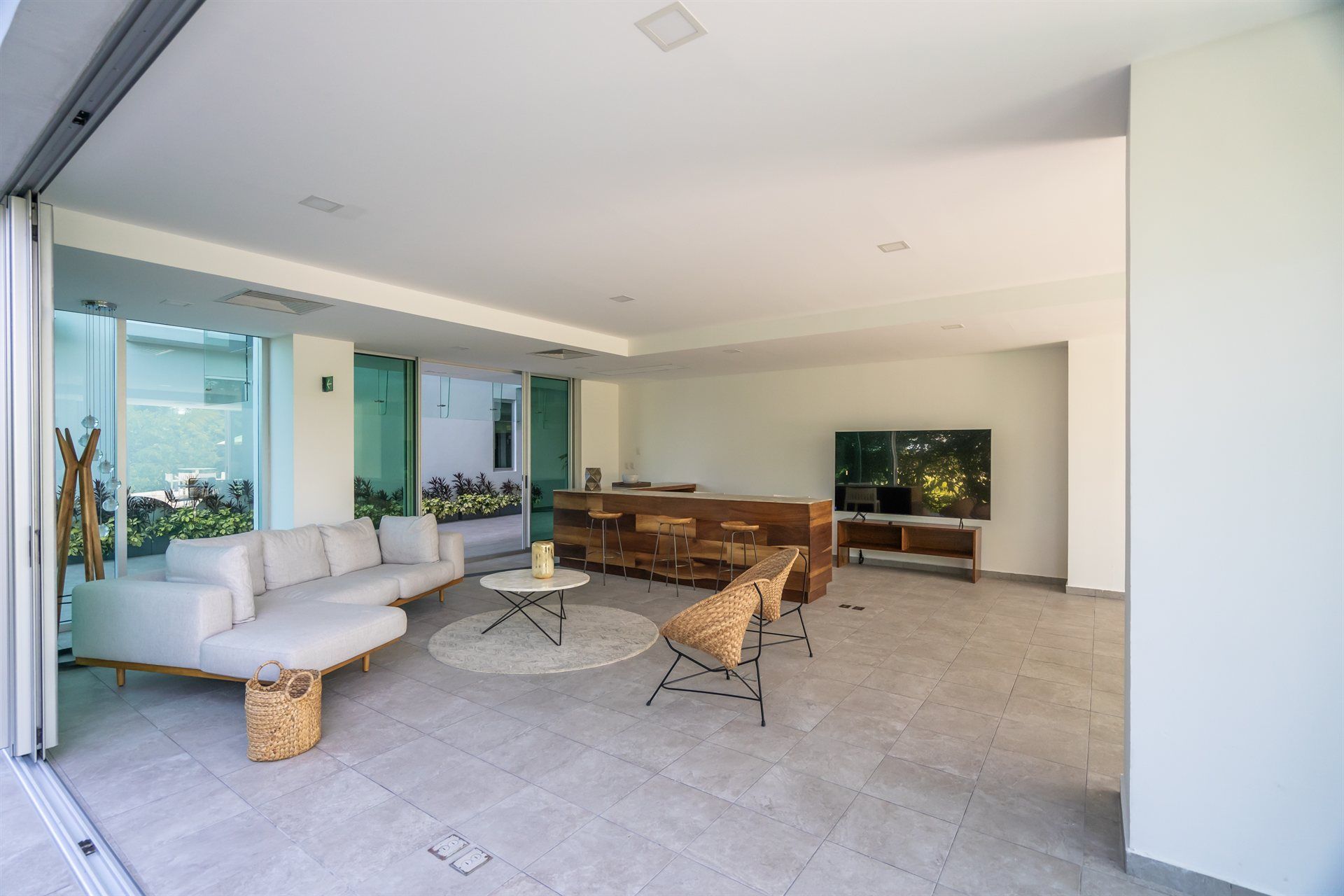 Una sala de conferencias con una mesa larga y sillas